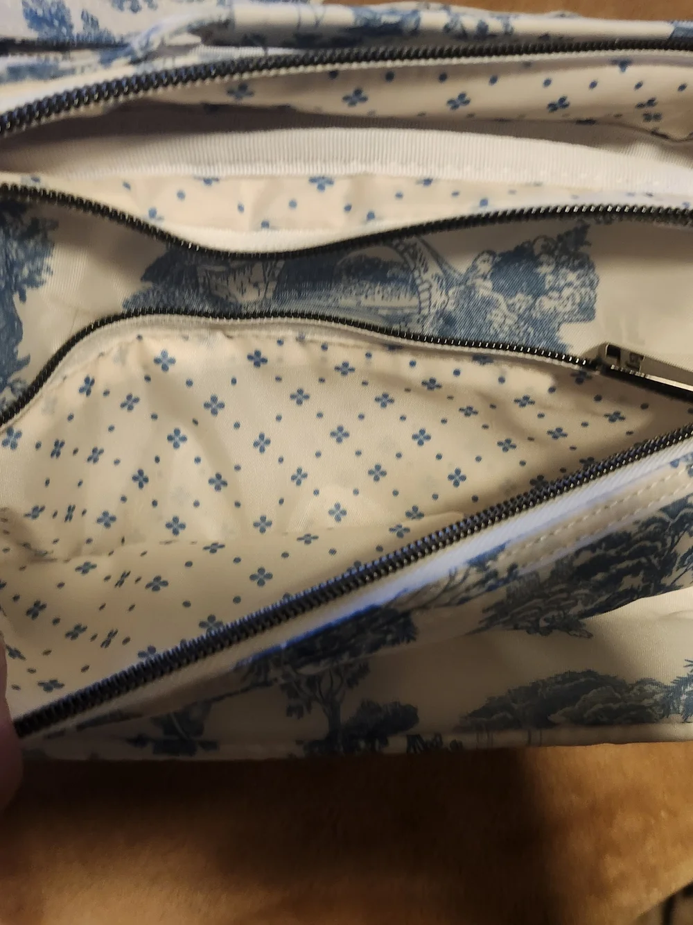 Lug Scoop SE Blue White Toile Quilted Crossbody Bag Multi Pocket Travel NWOT - Picture 11 of 14